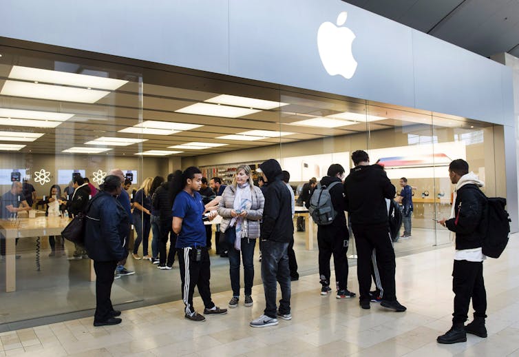 Folk stiller opp på Apple Store på Square One Shopping Center i Mississauga, Ont., I november 2017. Den kanadiske pressen/Nathan Denette