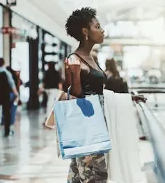 批评这一病毒式传播趋势的人认为，去影响力化仍然属于过度消费经济。（Unsplash+）